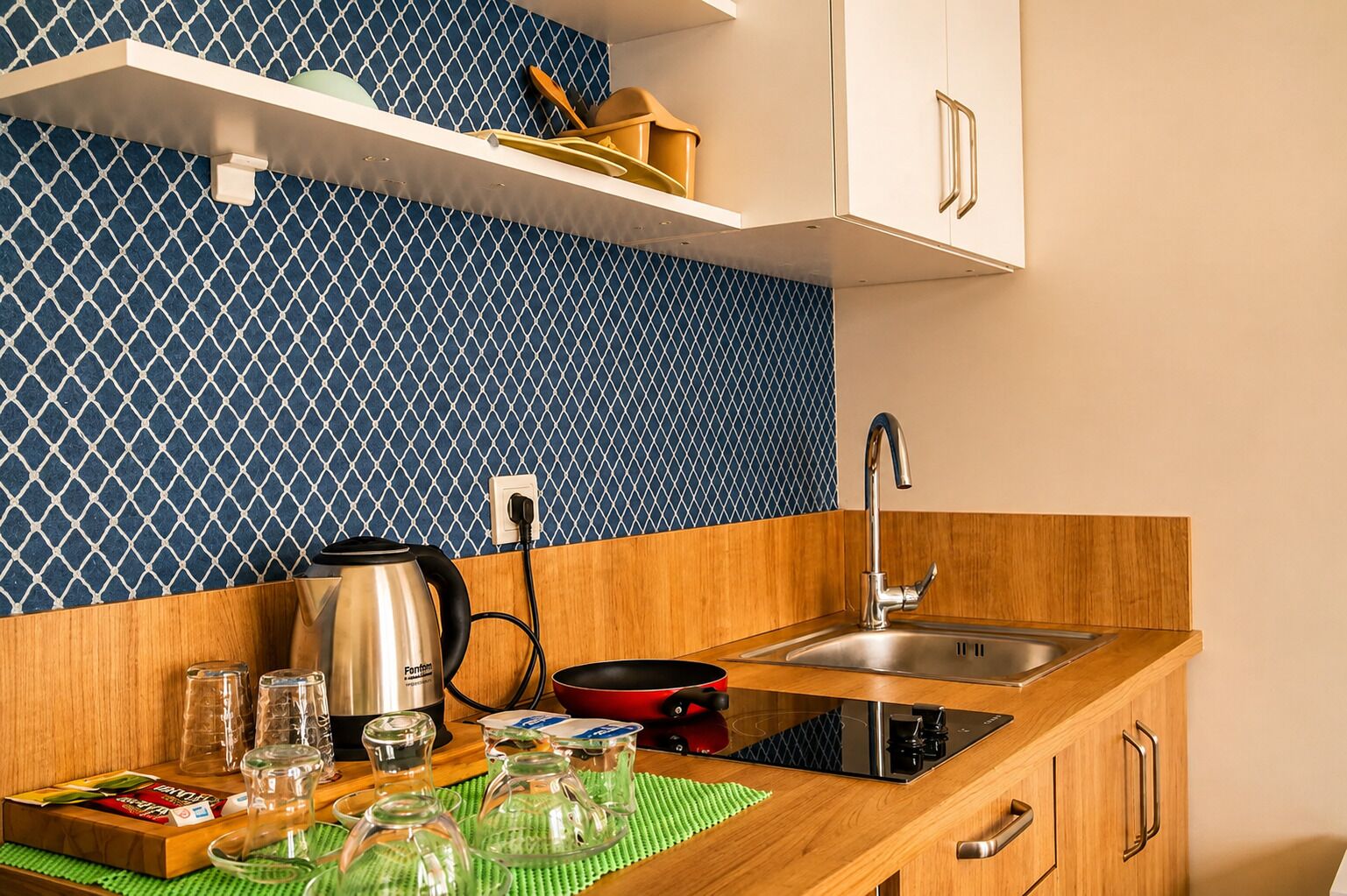 Standard Room, Kitchenette | Private kitchen | Mini-fridge, electric kettle