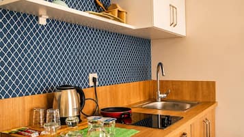 Standard Room, Kitchenette | Private kitchen | Mini-fridge, electric kettle