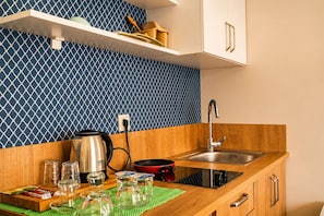 Standard Room, Kitchenette | Private kitchen | Mini-fridge, electric kettle