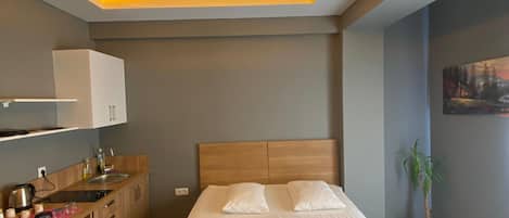 Classic Suite | Egyptian cotton sheets, premium bedding, desk, free WiFi