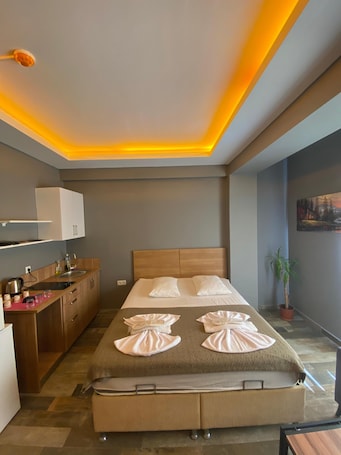 Classic Suite | Egyptian cotton sheets, premium bedding, desk, free WiFi