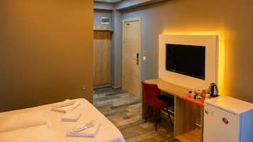Standard Room | Egyptian cotton sheets, premium bedding, desk, free WiFi