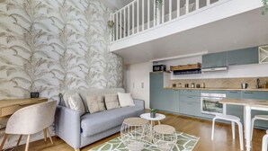 Un appartement moderne comprenant un salon, une cuisine et un balcon.