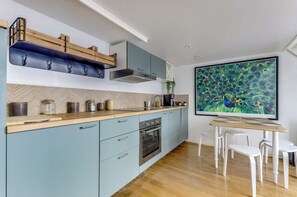 Een koelkast, een microgolfoven, een oven, een vaatwasser