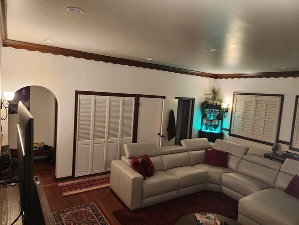 スマートテレビ、テレビゲーム、DVD プレーヤー、書庫