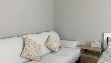 Een strijkplank/strijkijzer, wifi, beddengoed