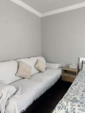 Iron/ironing board, WiFi, bed sheets