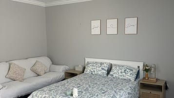 Iron/ironing board, WiFi, bed sheets