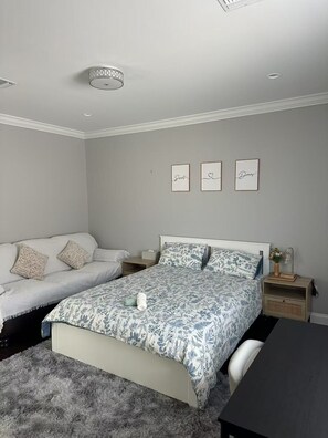 1 habitación, tabla de planchar con plancha, wifi y ropa de cama