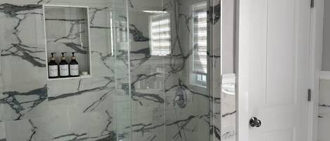 Secadora de cabello, toallas, jabón, papel de baño