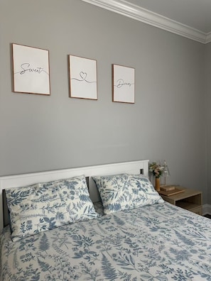 Iron/ironing board, WiFi, bed sheets
