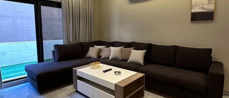 Apartment, 1 Bedroom, Accessible, Smoking | Living room