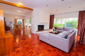 Una Smart TV, una chimenea