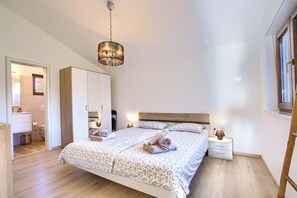 4 bedrooms, iron/ironing board, free WiFi, bed sheets