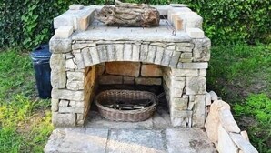 A stone-built outdoor fireplace with a log on top and a basket inside. - Villa Annette with Pool - Istriensonne 0784 (Zminj)
