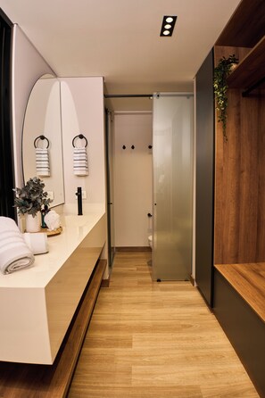 Regadera, secadora de cabello, toallas, jabón 