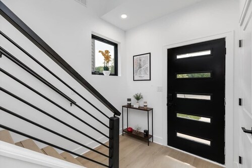 Cozy 3BD Central Location - BBQ & Movie Yard