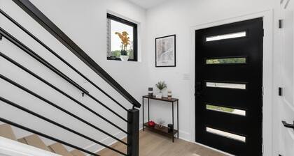 Cozy 3BD Central Location - BBQ & Movie Yard