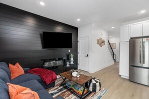 TV connectée, cheminée, espaces bureaux