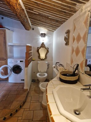 Dusche, Haartrockner, Bidet, Handtücher