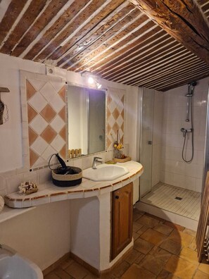 Dusche, Haartrockner, Bidet, Handtücher