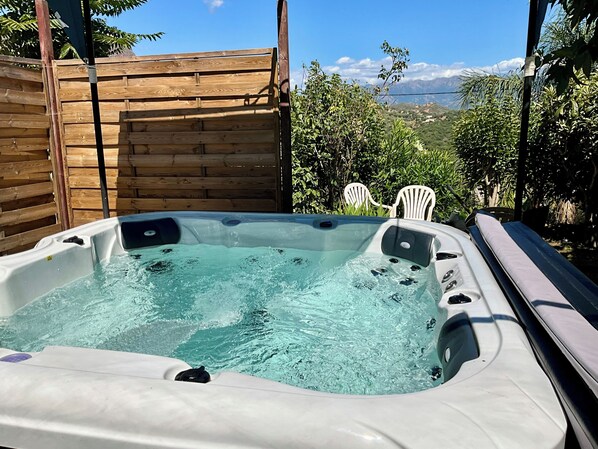 Outdoor spa tub