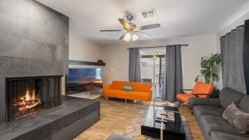 Televisión y chimenea