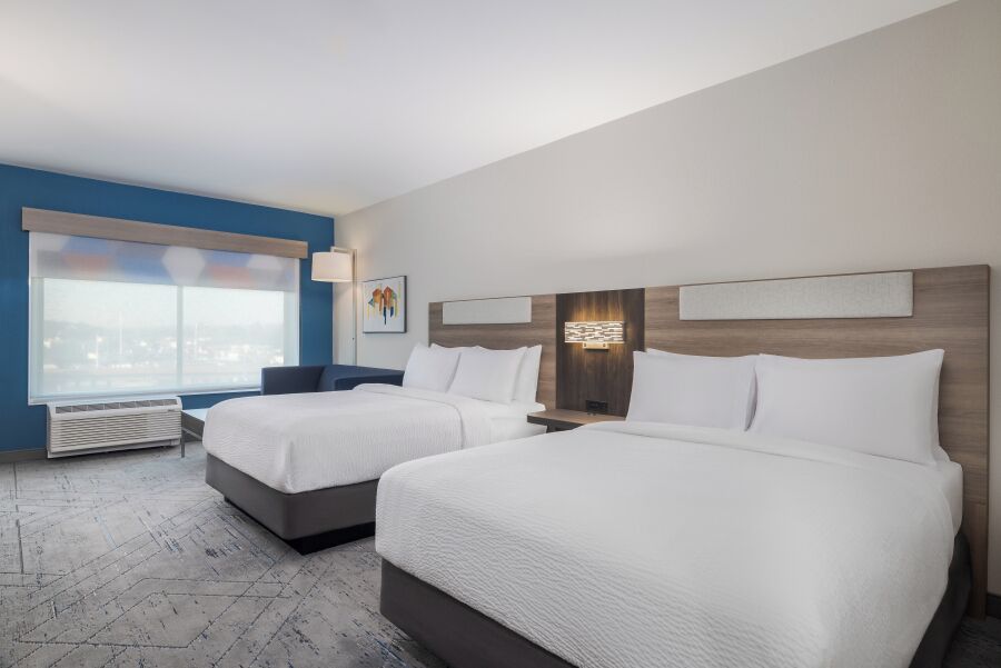 Premium bedding, in-room safe, desk, laptop workspace