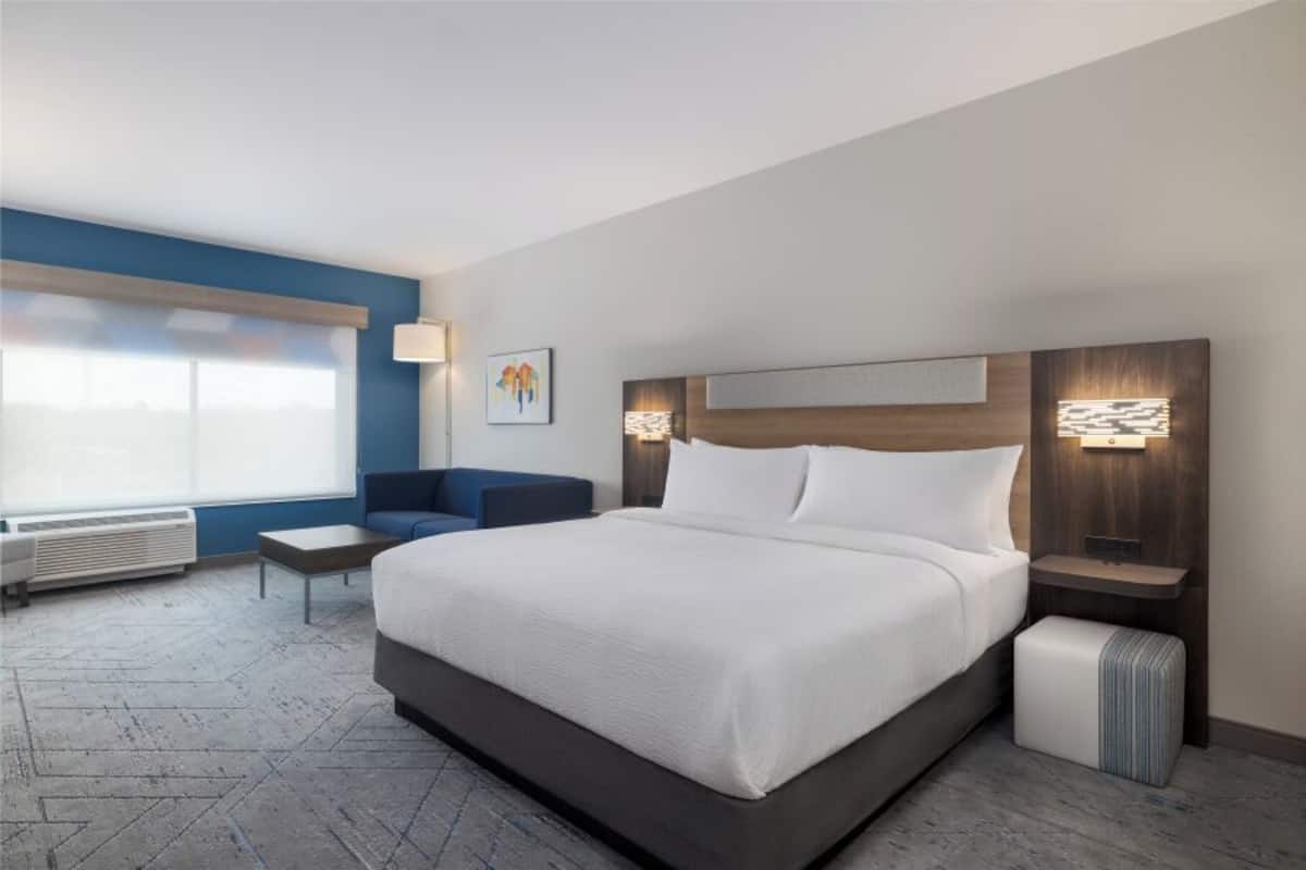 Premium bedding, in-room safe, desk, laptop workspace