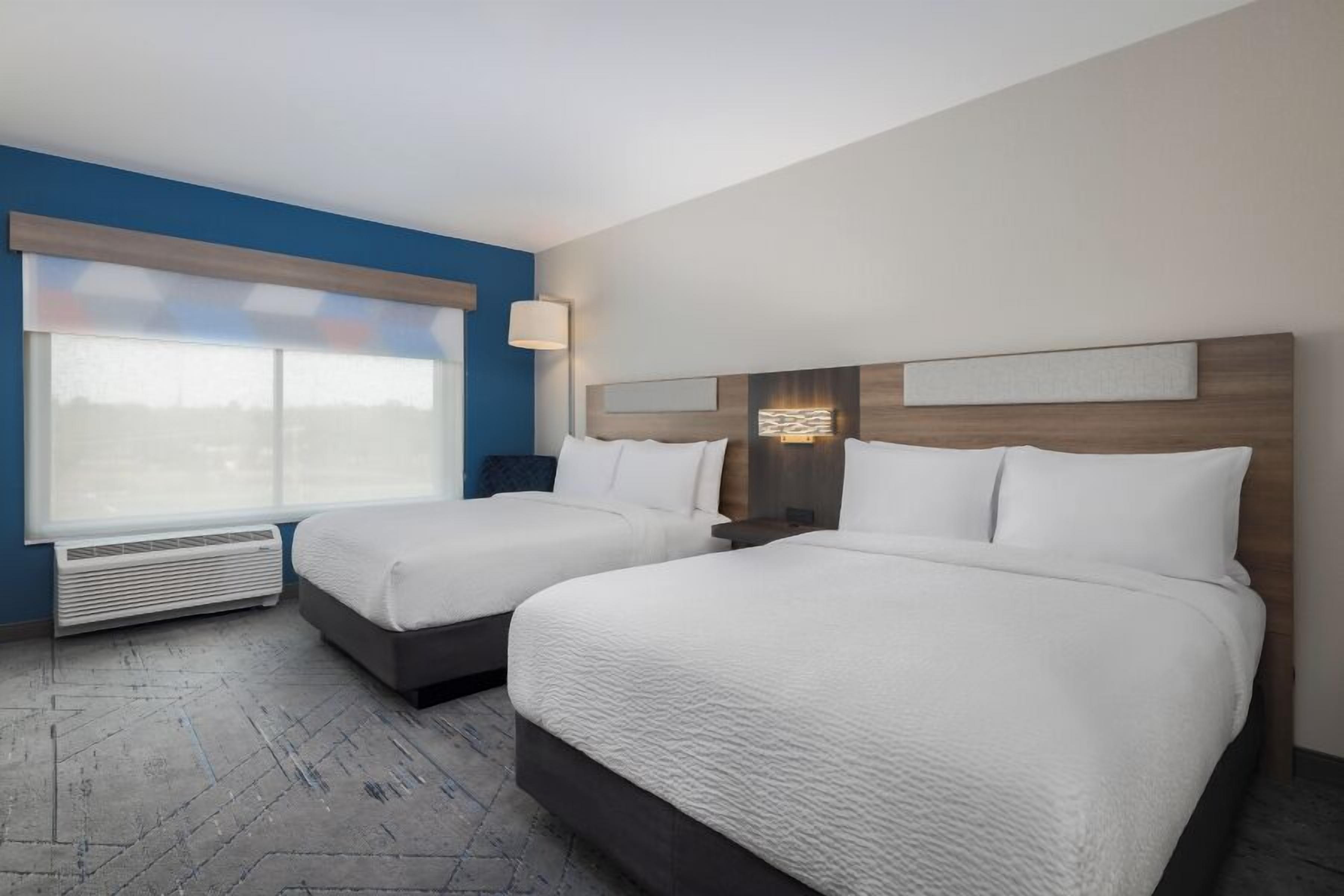 Premium bedding, in-room safe, desk, laptop workspace