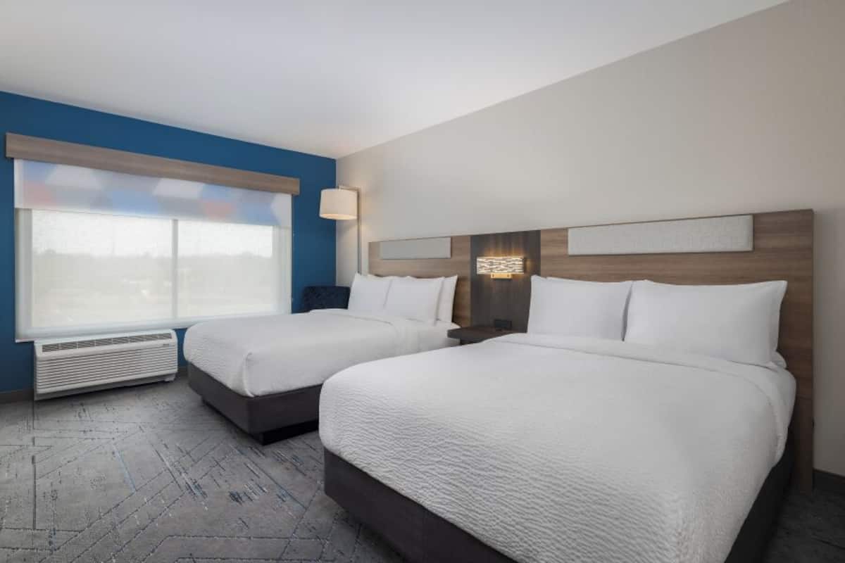 Premium bedding, in-room safe, desk, laptop workspace