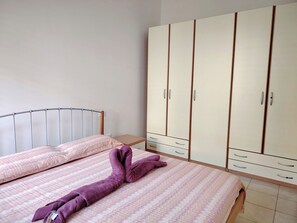 2 bedrooms, iron/ironing board, bed sheets