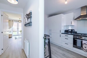 Private kitchen - Luxury & Modern Equipped Liverpool 3 Bedroom House WParking Sleeps 9 Max (Speke)