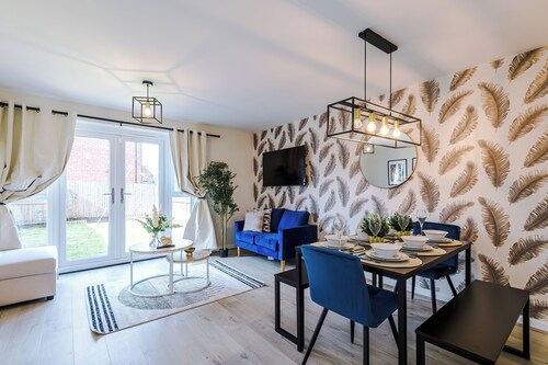 Luxury &amp; Modern Equipped Liverpool 3 Bedroom House WParking Sleeps 9 Max