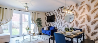 Luxury & Modern Equipped Liverpool 3 Bedroom House WParking Sleeps 9 Max