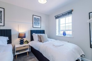 Iron/ironing board, WiFi, bed sheets - Luxury & Modern Equipped Liverpool 3 Bedroom House WParking Sleeps 9 Max (Speke)