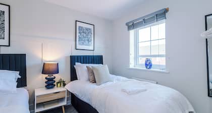 Luxury & Modern Equipped Liverpool 3 Bedroom House WParking Sleeps 9 Max