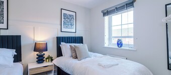 Luxury & Modern Equipped Liverpool 3 Bedroom House WParking Sleeps 9 Max