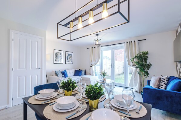 Interior - Luxury & Modern Equipped Liverpool 3 Bedroom House WParking Sleeps 9 Max (Speke)