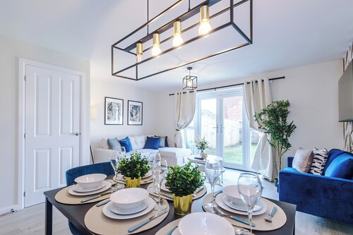 Luxury & Modern Equipped Liverpool 3 Bedroom House WParking Sleeps 9 Max