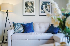 Living area - Luxury & Modern Equipped Liverpool 3 Bedroom House WParking Sleeps 9 Max (Speke)
