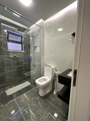 Apartment, 1 Bedroom, Smoking, Balcony | Bathroom