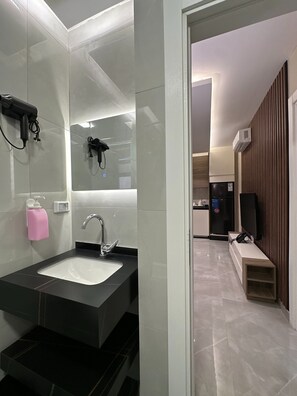 Apartment, 1 Bedroom, Smoking, Balcony | Bathroom