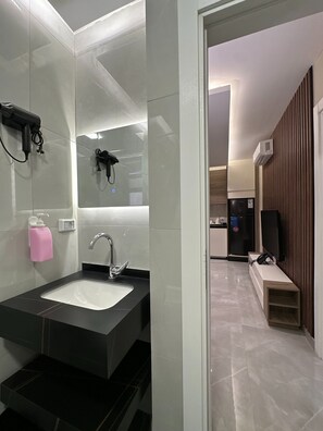 Apartment, 1 Bedroom, Smoking, Balcony | Bathroom