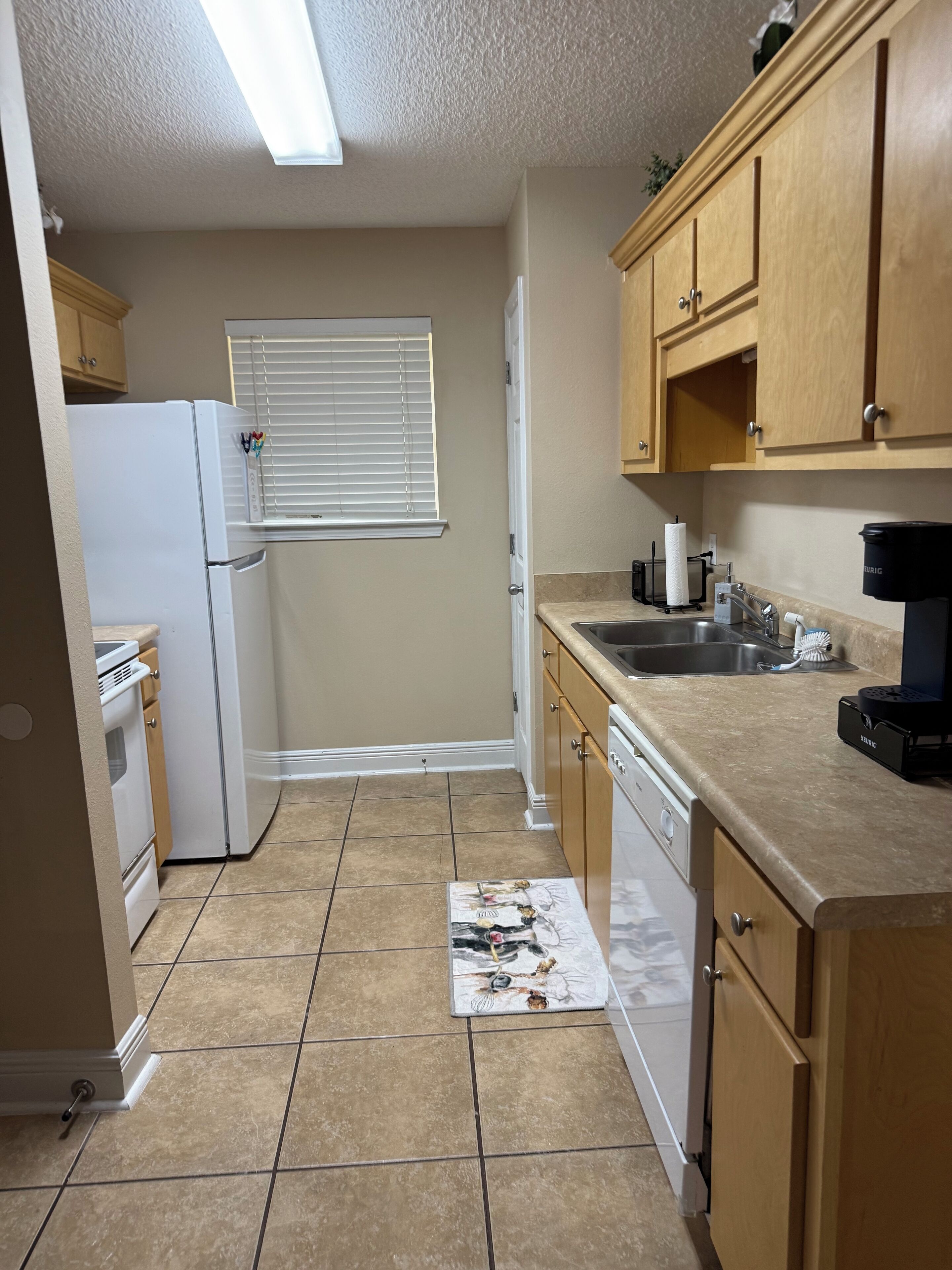 Mikrobølgeovn, ovn, kokeplater og oppvaskmaskin