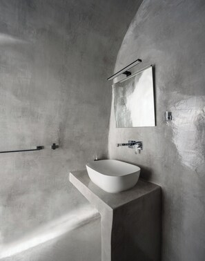 Douche, sèche-cheveux, serviettes fournies, papier toilette