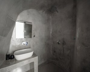 Douche, sèche-cheveux, serviettes fournies, papier toilette