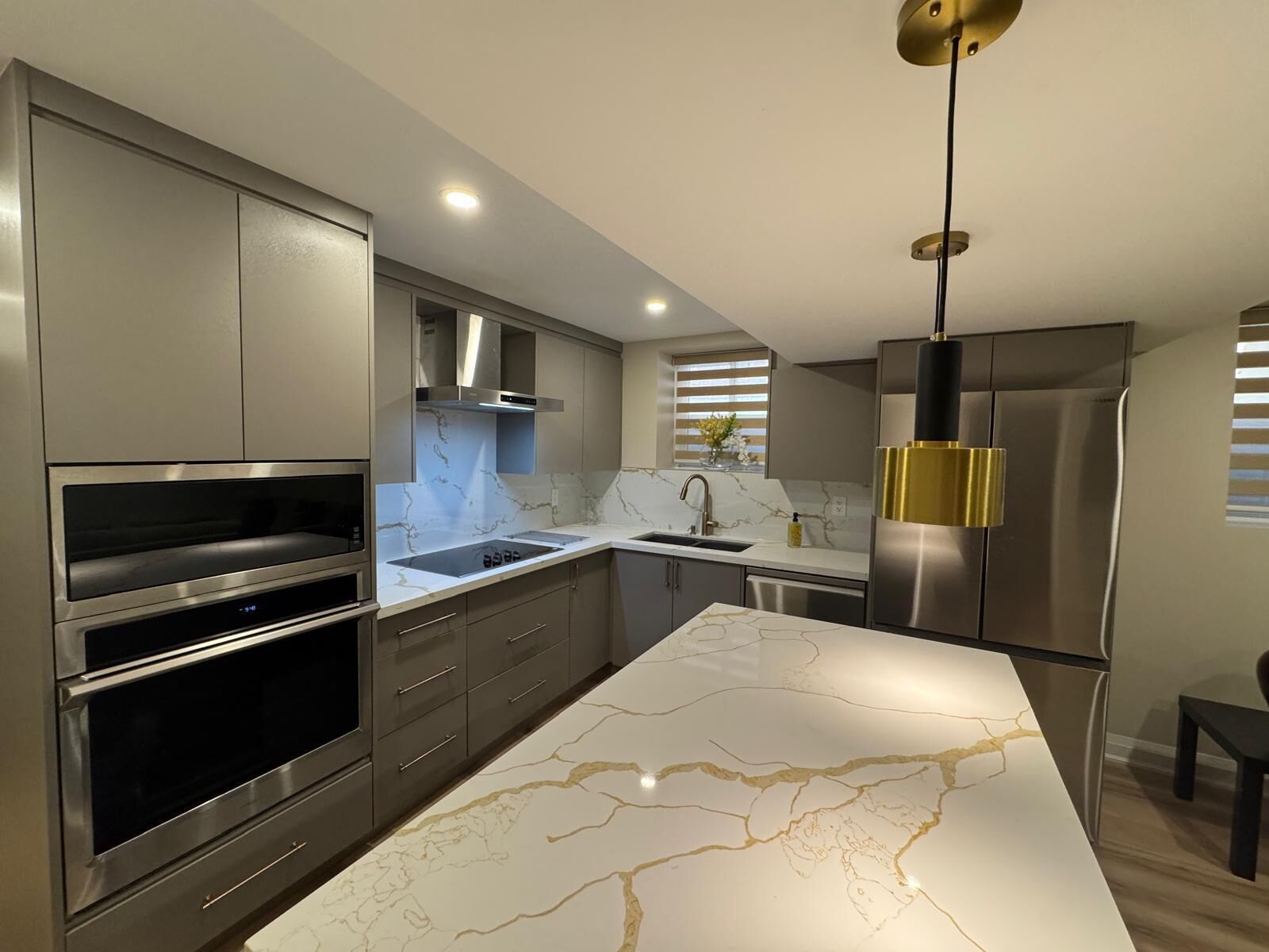 Microondas, horno, placa de cocina y lavavajillas