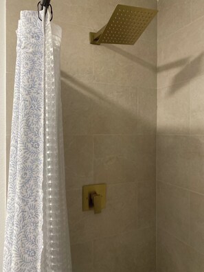 Shower, hair dryer, towels, soap - Antique Countryside Cottage, privacy and comfort, but close enough to Everything (Bellville)