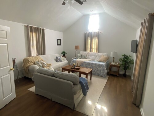 Antique Countryside Cottage, privacy and comfort, but close enough to Everything